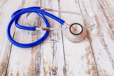 Beyaz ahşap Resepsiyon arka plan üzerinde stetoskop.