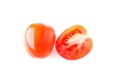 Kırmızı domatesler beyaz arka planda izole edilmiş.