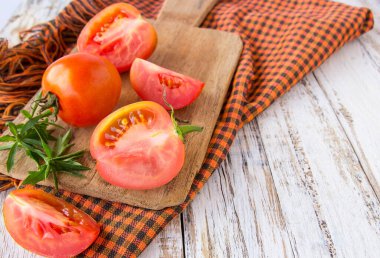 Beyaz ahşap masa arka plan üzerinde taze domates