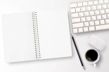 Boş defter, işyerindeki beyaz arka planda mini fare ve klavyeli kahve fincanı. Tasarımınız için kopyalama alanı olan en üst görünüm.