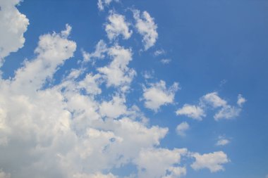 Mavi gökyüzünde beyaz bulutlar