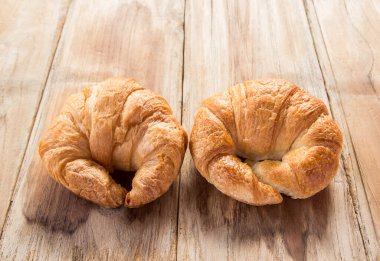 Eski ahşap masa arka plan üzerinde taze kruvasanlar