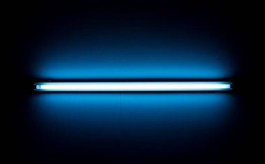 Bir Floresan ışık tüp detayını bir duvara monte