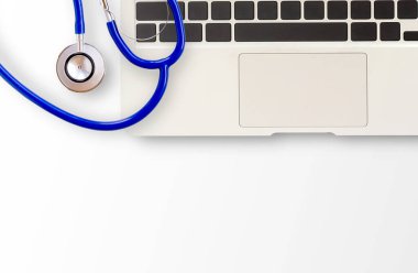 Beyaz masa arka plan kopya alanı ile sağlık stetoskop ve dizüstü bilgisayar