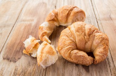 Eski ahşap masa arka plan üzerinde taze kruvasanlar