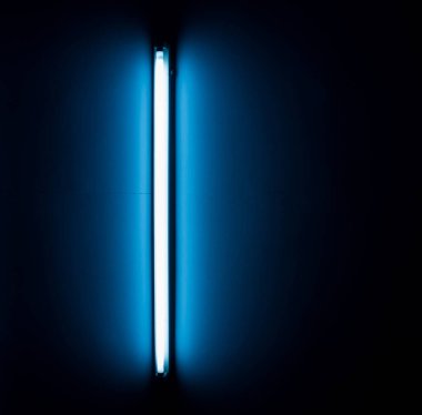 Bir Floresan ışık tüp detayını bir duvara monte