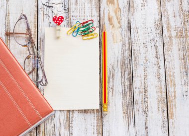 Defter, kağıt, ataç, kalem ve gözlük Beyaz ahşap tablo