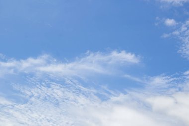 Arka plan için tasarım alan güzel mavi gökyüzü ve bulutlar