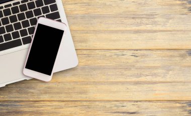 Akıllı telefon ve dizüstü bilgisayarda ofis masa ya da ahşap masaları. Tasarım alanı olan Üstten Görünüm