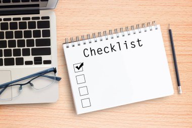 Dizüstü bilgisayar, gözlük ve defter ile kelime denetim listesi office Resepsiyon ahşap masa üstünde. Üstten Görünüm ve tıp kavramı.