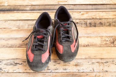 Bir ahşap zemin üzerinde kirli eski Ayakkabı