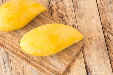 Mango meyve eski ahşap masa arka plan üzerinde