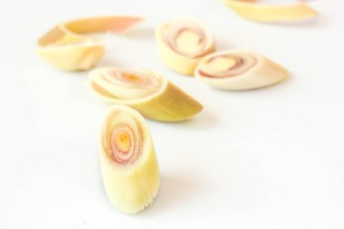 Beyaz bir arka planda - üstten görünüm taze limon