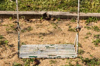 Tatlı bir çocuk Swing oyun alanında