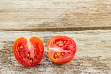 Ahşap masa arka plan üzerinde kırmızı domates