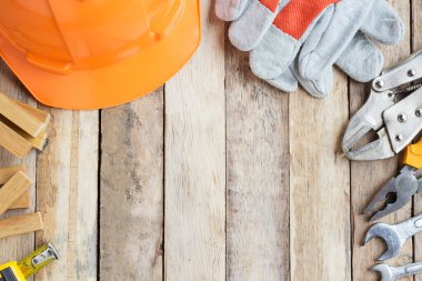 İşçi Bayramı, Amerika Birleşik Devletleri 'nin federal bayramıdır. Tamir ekipmanları ve tahta uzun arka planda kullanışlı birçok alet. Kullanım ve tasarım için kopyalama alanı olan üst görünüm. İş konsepti.