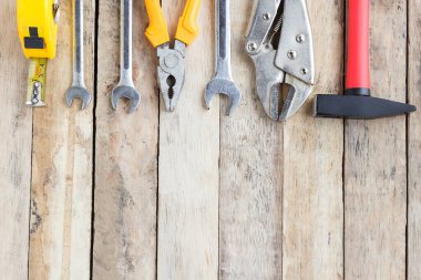 İşçi Bayramı, Amerika Birleşik Devletleri 'nin federal bayramıdır. Tamir ekipmanları ve tahta uzun arka planda kullanışlı birçok alet. Kullanım ve tasarım için kopyalama alanı olan üst görünüm. İş konsepti.