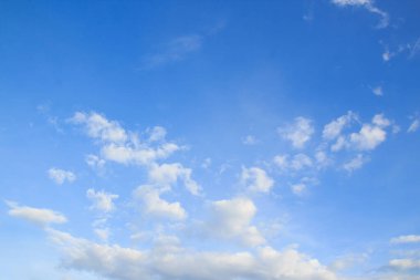 Beyaz bulut ve mavi gökyüzü arka plan. giriş metin iletisi için biraz boşluk ile tasarım ve şablonu için boşluk