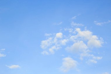 Beyaz bulut ve mavi gökyüzü arka plan. giriş metin iletisi için biraz boşluk ile tasarım ve şablonu için boşluk