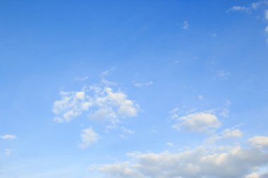 Beyaz bulut ve mavi gökyüzü arka plan. giriş metin iletisi için biraz boşluk ile tasarım ve şablonu için boşluk