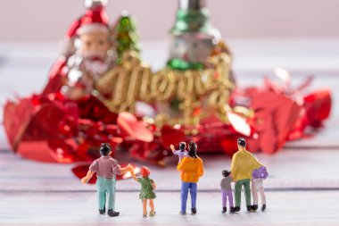 Minyatür insanlar: insanlar Noel dekorasyon arka plan bulanık zemin üzerinde duran rakamlar. para ve mali kavramı. Noel ve yılbaşı konsept olarak kullanmak için alan kopyalama.