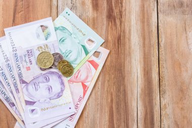 Ahşap masa arka plan, Singapur Doları banknot çeşitli Singapur para