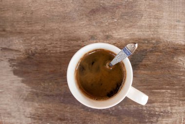 Bir fincan kahve bir ahşap masa arka planda. Kopya alanı ile Üstten Görünüm