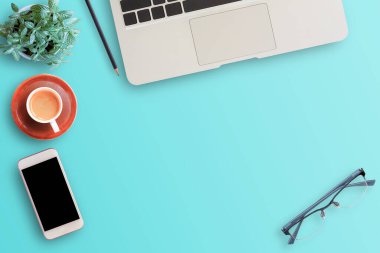 Düz lay-Top view dizüstü bilgisayar, akıllı telefon, gözlük, çiçek, kalem ve kahve ofis masasında. Ev ofis iş amaçlı aksesuarları tablo ile çalışma alanı için. Herhangi bir tasarım için alan kopyalamak ve kullanmak.