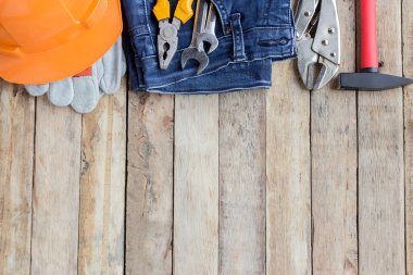 İşçi Bayramı, Amerika Birleşik Devletleri federal bir bayramdır. Tamir ekipmanları ve ahşap talbe arka plan üzerinde birçok kullanışlı alet. Kopya alanı kullanım ve tasarım için en iyi manzaralı. İş kavramı.