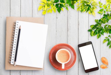 Üstten görünüm açık defter, akıllı telefon, kalem ve rustik Beyaz ahşap masa arka plan üzerinde kahve. Rahat sonbahar kahvaltı. Sonbahar kova listesi. Düz yatıyordu stili.