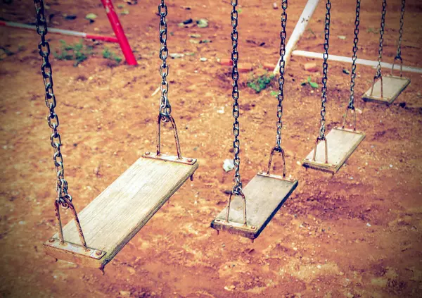 Oyun alanında boş zinciri salıncak. Vintage filtre