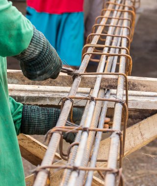 Çelik inşaat alanına bağlayan alt kapatmak