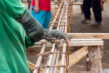 Çelik inşaat alanına bağlayan alt kapatmak