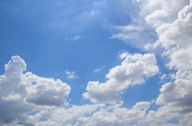 Mavi gökyüzü ve beyaz bulutlar. Arka plan gökyüzü ve bulutlar. Gökyüzü arka plan kopya alanı için herhangi bir tasarım ile