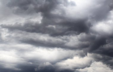 Yağmur, tuhaf bulut şekillerle önce karanlık fırtına bulutları