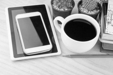 Ofis resepsiyon masası dizüstü bilgisayarlar ile akıllı telefonu ve fincan kahve ile bir kaktüs. Üstten Görünüm kopya alanı ile. İş concept.black ve beyaz sesi