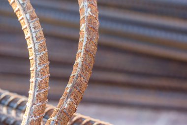 İnşaat sahasında beton takviye için çelik inşaat demiri kapatın