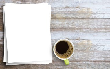 Sıcak içecek ve kağıt not - Kahverengi eski ahşap dokular ve arka planda fotokopi alanı olan beyaz kağıtlı kahve kupası. Herhangi bir tasarım ve kullanım için tahta arkaplan.