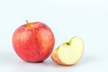Beyaz arka plan üzerinde izole Kırmızı elma dilimli. 