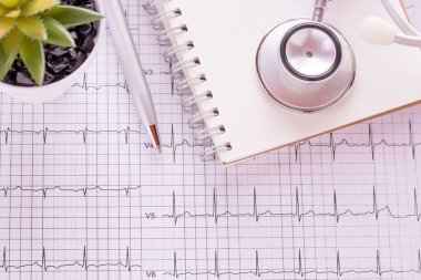 Steteskop ve kardiyogram darbe izleme kavramı mavi kardiyovasküler tıbbi sınav için. Tıbbi ve sağlık kavramı.