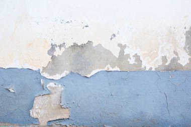 Koyu renk alçı duvar ile kirli beyaz arka plan ve kabuğu ile eski Brickwall gri sıva doku. Retro aşınmış duvar duvar kağıdı. Çürümüş kırık kaba soyut afiş yüzey.