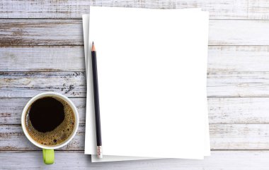 Ahşap masa arka plan üzerinde üstten görünüm defter kalem ve kahve. İş Danışma en az tarzı kavramı kopya alanı için herhangi bir tasarım ile.