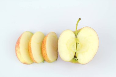 Beyaz arka planda dilimlenmiş tam kırmızı elma meyvesi. İzole edilmiş elmalar