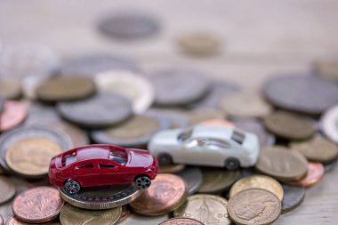 Oyuncak araba ve madeni paralar ahşap masa arkasında. Para ve mali planlama ile ofis masası. Para biriktirme kavramı