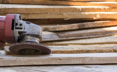 Elektrikli zımpara aracı odun yığını ile ahşap tablo