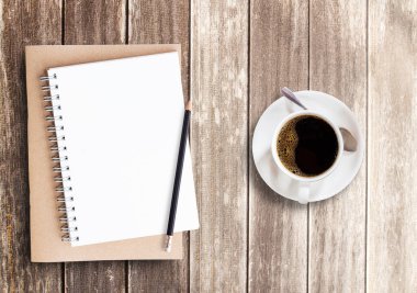 Defter, fincan kahve ve metin veya resim için Üstten Görünüm iş Danışma kopya alanı ile üzerinde kalem ile ofis resepsiyon masası. Yaratıcı tablo. Grafik tasarım. Düz yatıyordu.