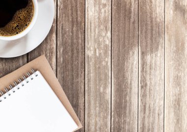 Üstten Görünüm fincan kahve ve kopya alanı ile ahşap masa üstünde defter