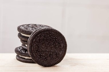 Çikolatalı kurabiye arka plan bulanık bir ahşap tablo.