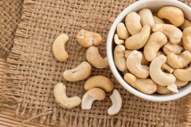 Kase üzerinde çul kaju fıstığı kapatın