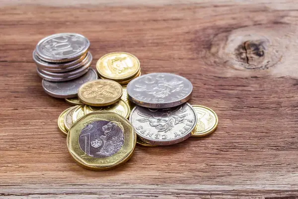 Singapur dolar Paraları masanın üzerine kapatın